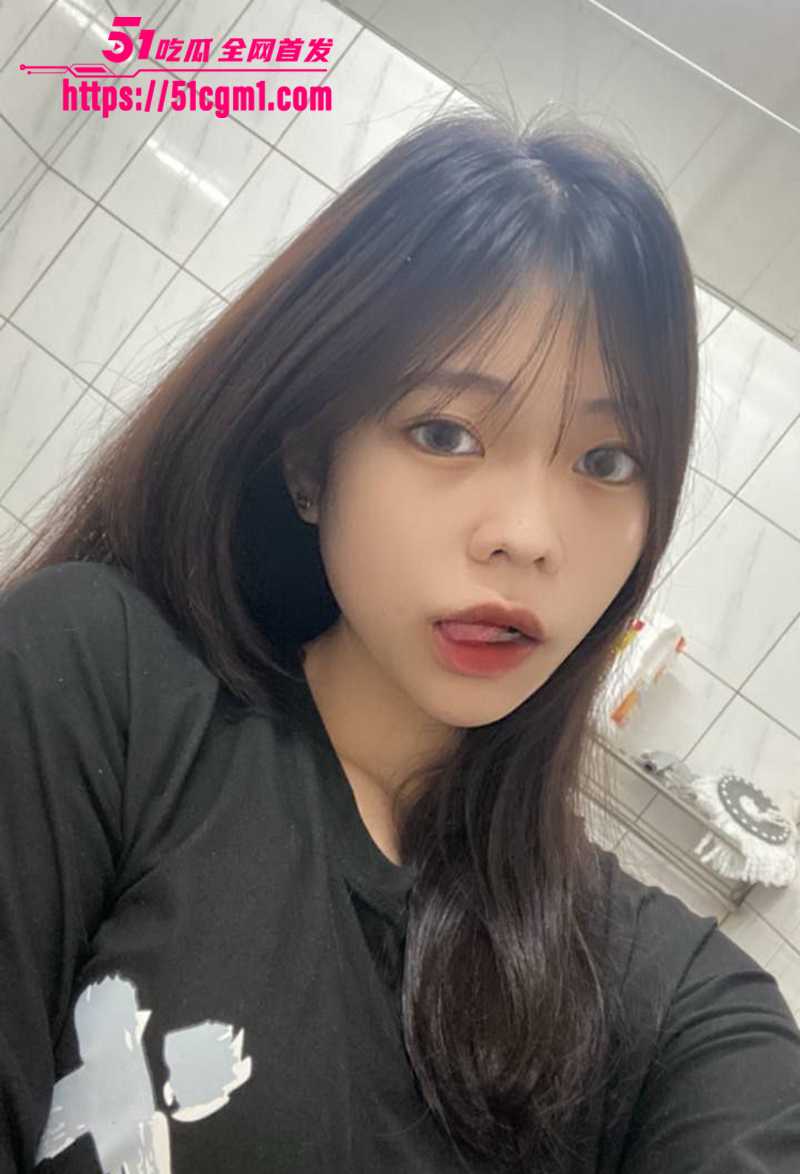 超可爱大一学妹裸聊私拍 恋爱脑为学长献祭淫照 玩自慰猛扣嫩穴 纯欲脸蛋骚成狗！