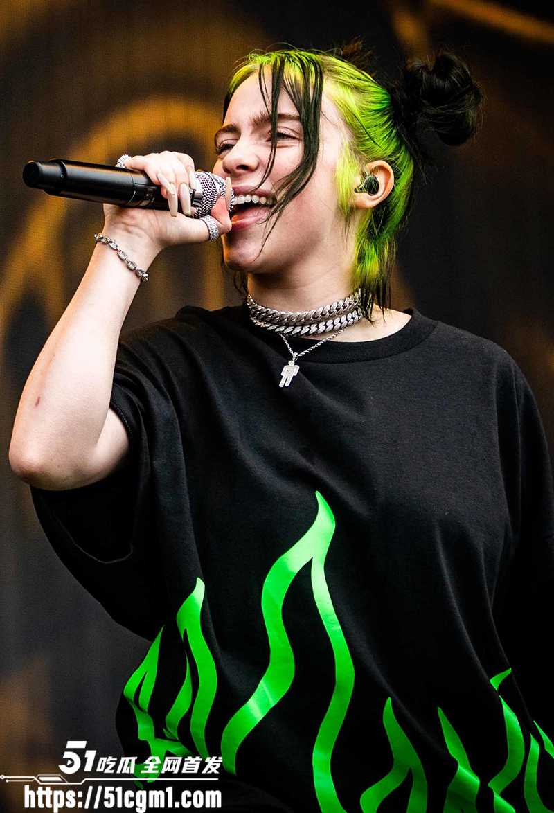 美国歌手BillieEilish比莉·艾利什演唱会大秀骆驼趾视频曝光3拷贝