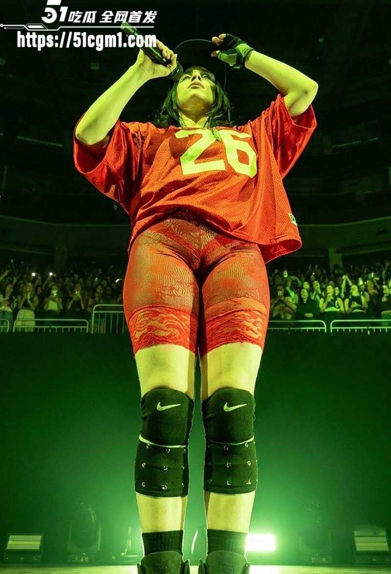 美国歌手BillieEilish比莉·艾利什演唱会大秀骆驼趾视频曝光6拷贝