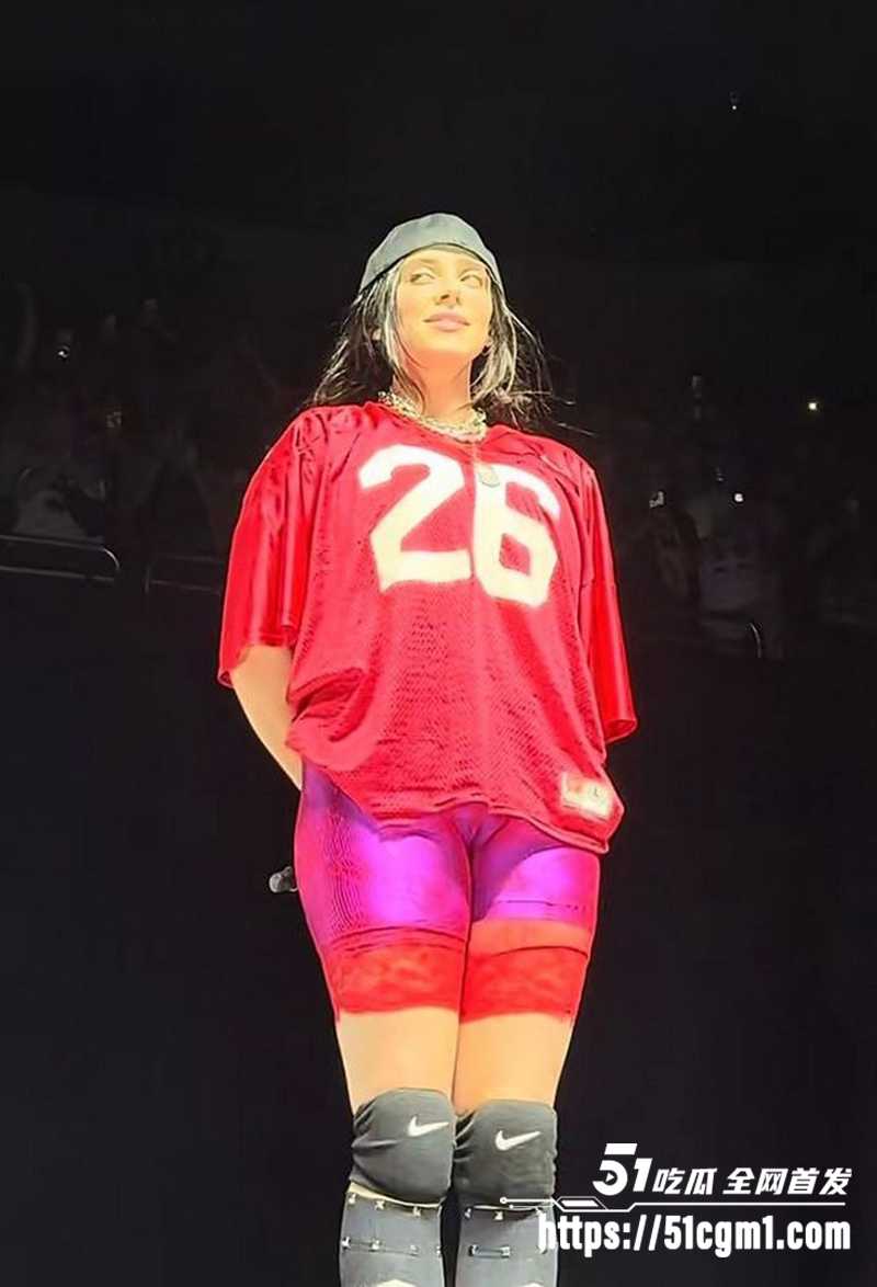 美国歌手BillieEilish比莉·艾利什演唱会大秀骆驼趾视频曝光7拷贝
