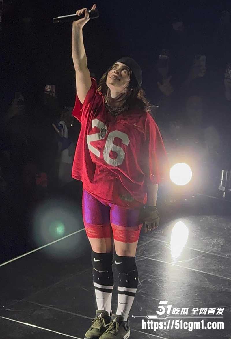 美国歌手BillieEilish比莉·艾利什演唱会大秀骆驼趾视频曝光8拷贝