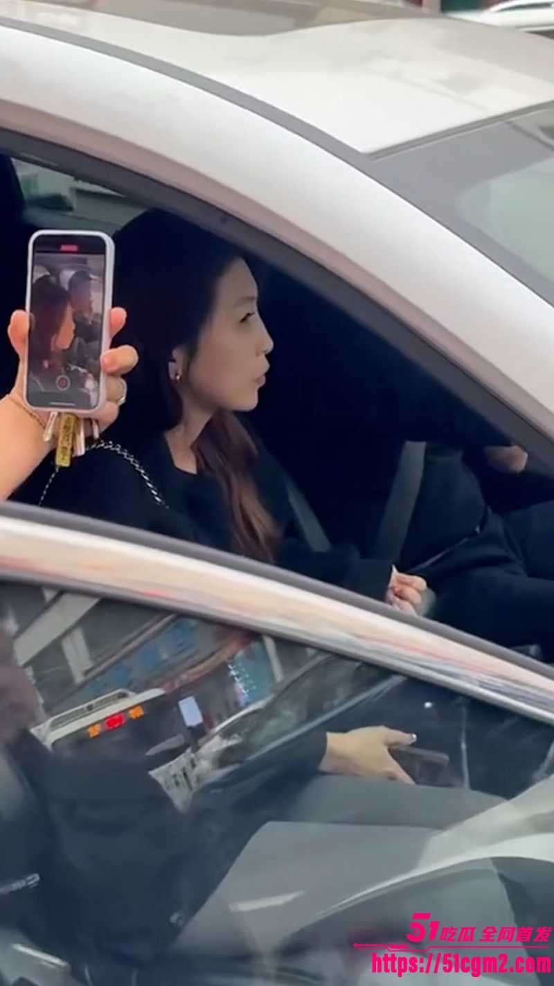 母女联手抓小三 街头堵车 车门敞开互扯头发 围观群众手机拍不停 小三年轻貌美的让人意外！