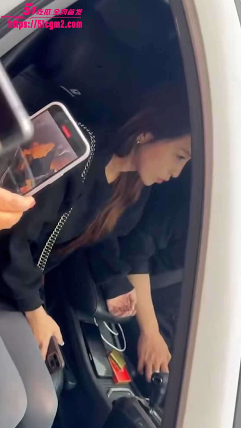 母女联手抓小三 街头堵车  3