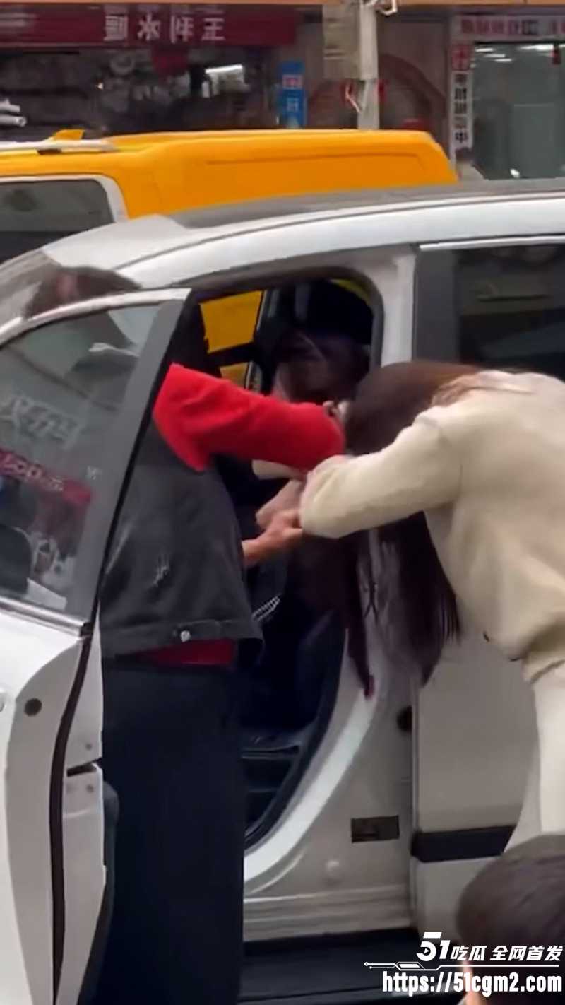 母女联手抓小三 街头堵车  6