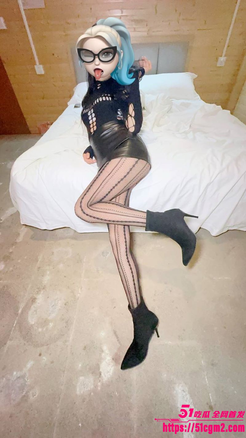 51原创小姨子的秘密 路边石桌她跪着含住我的鸡巴 找完刺激回家连丝袜都懒得脱 直接深入抽插嫩穴！