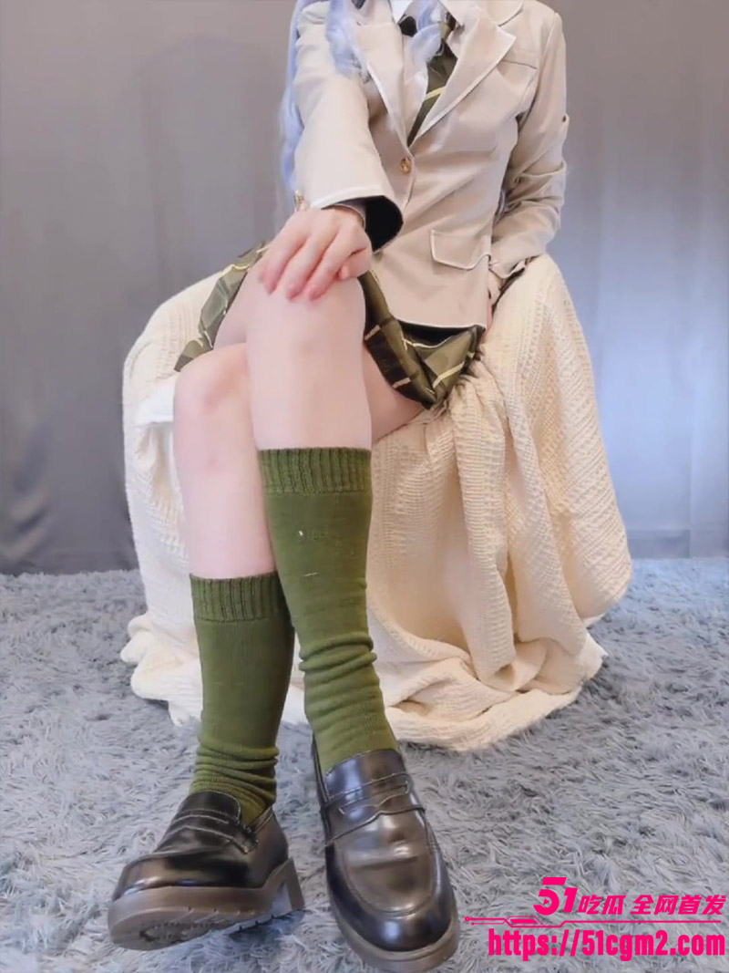 推特福利姬 Ayame 化身豊川祥子 私密自慰瞬间魅力四射 制服半解露出白虎小穴 震动棒猛震高潮不断！