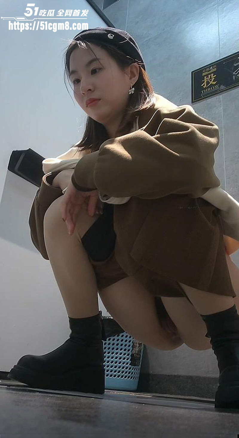 厕所偷拍清纯女神羞涩尿尿全过程 蹲坑腿软颤抖 粉嫩蜜穴特写尿液狂喷 画面太刺激看得人上头！