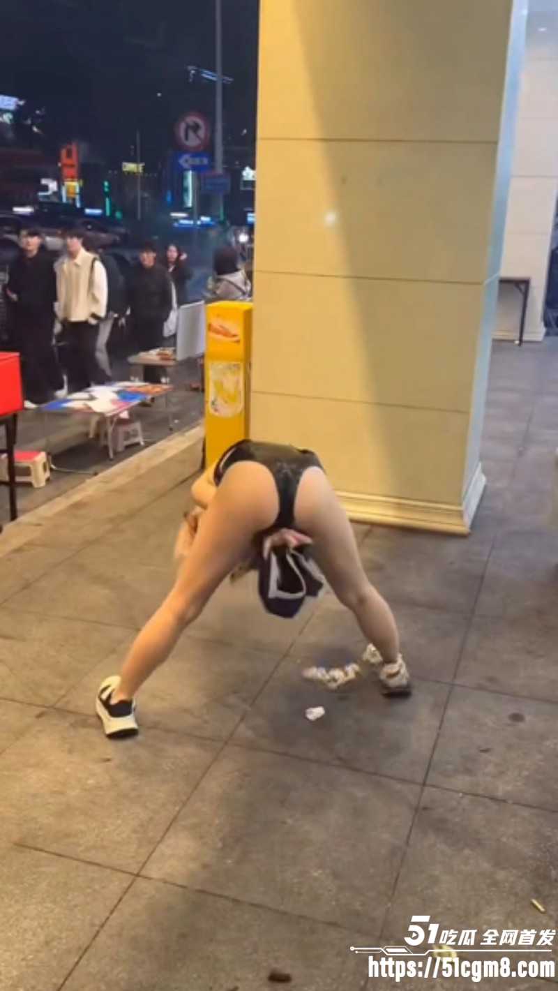 长沙解放西女子当街吃鸡事件05