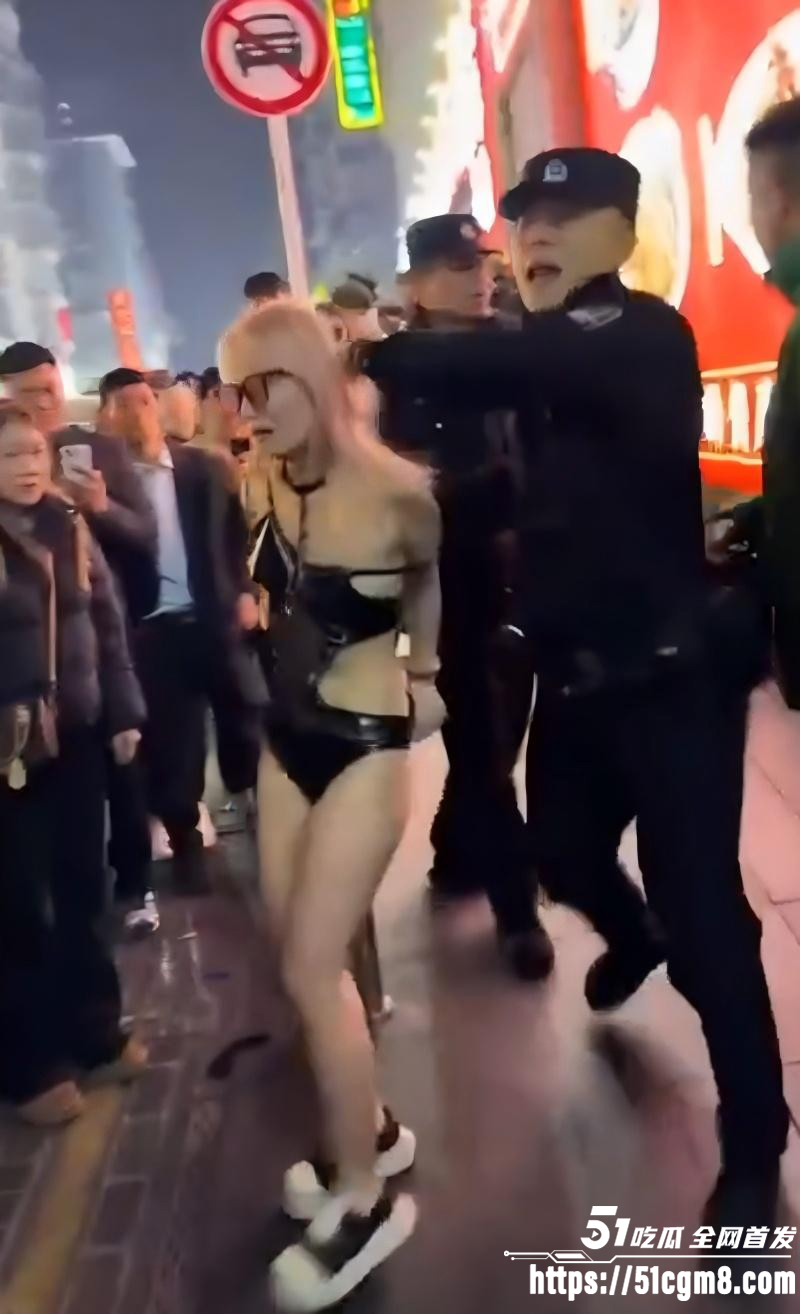 长沙解放西女子当街吃鸡事件010