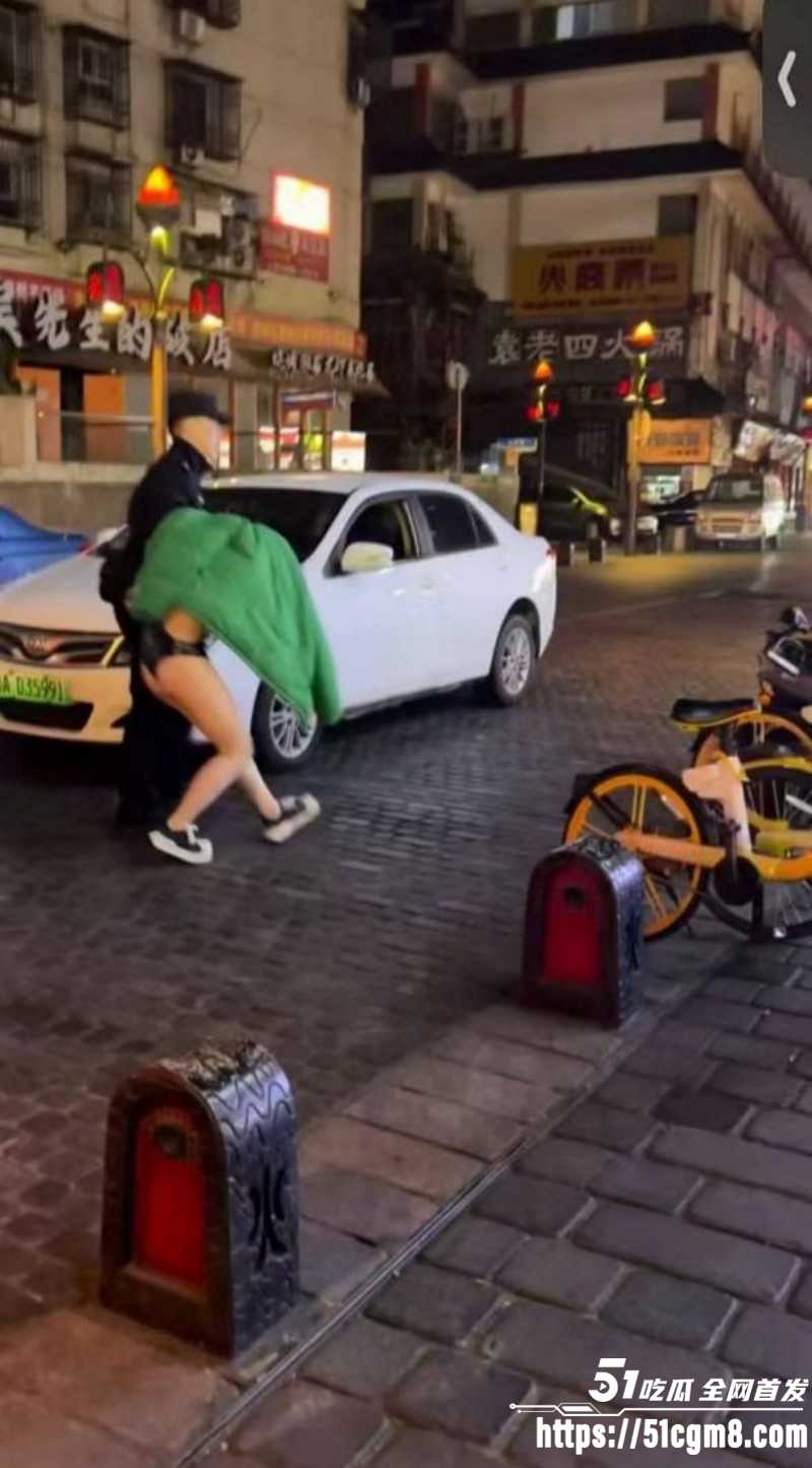 长沙解放西女子当街吃鸡事件011