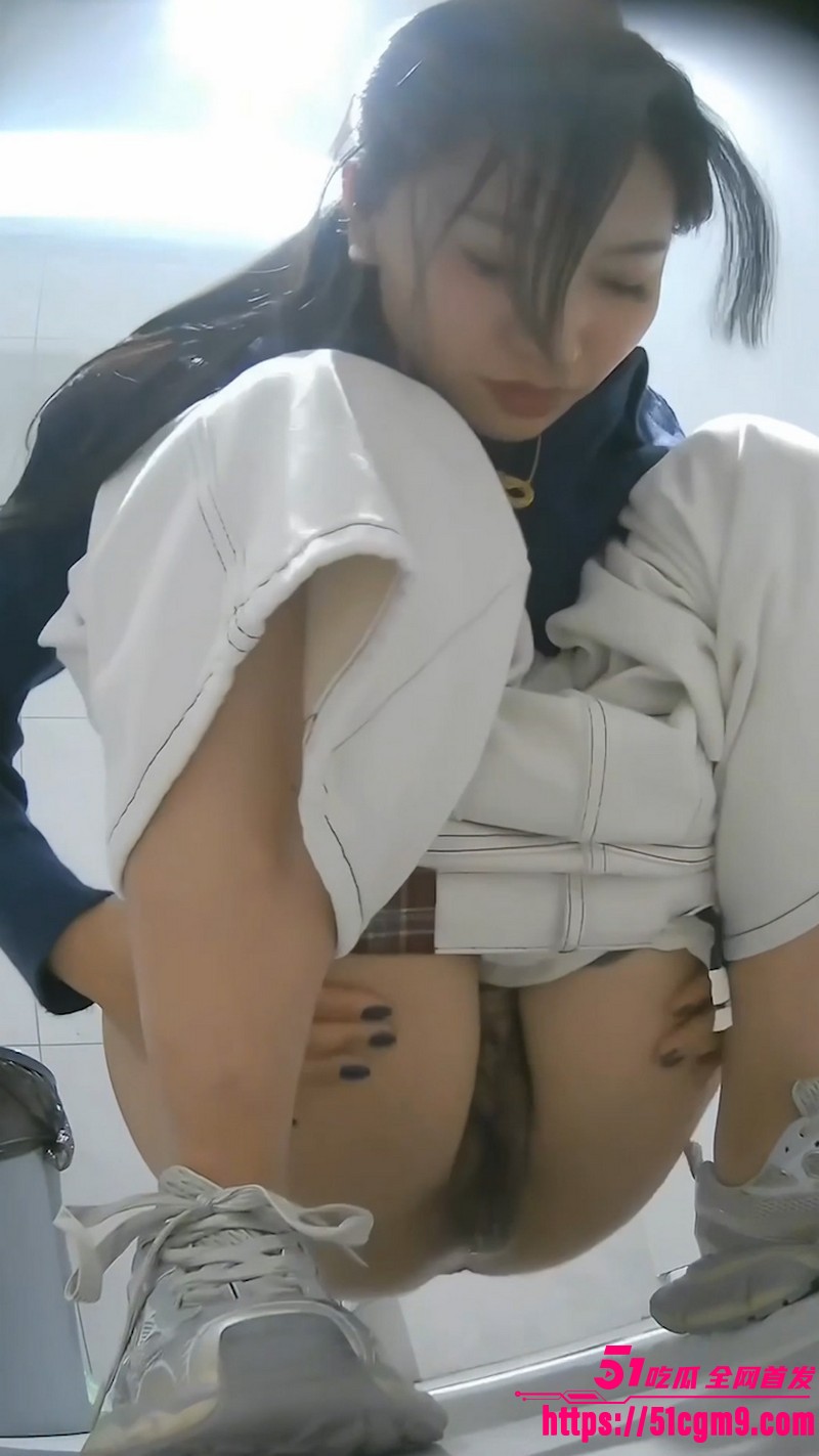 酒店大堂女厕偷拍神作 4