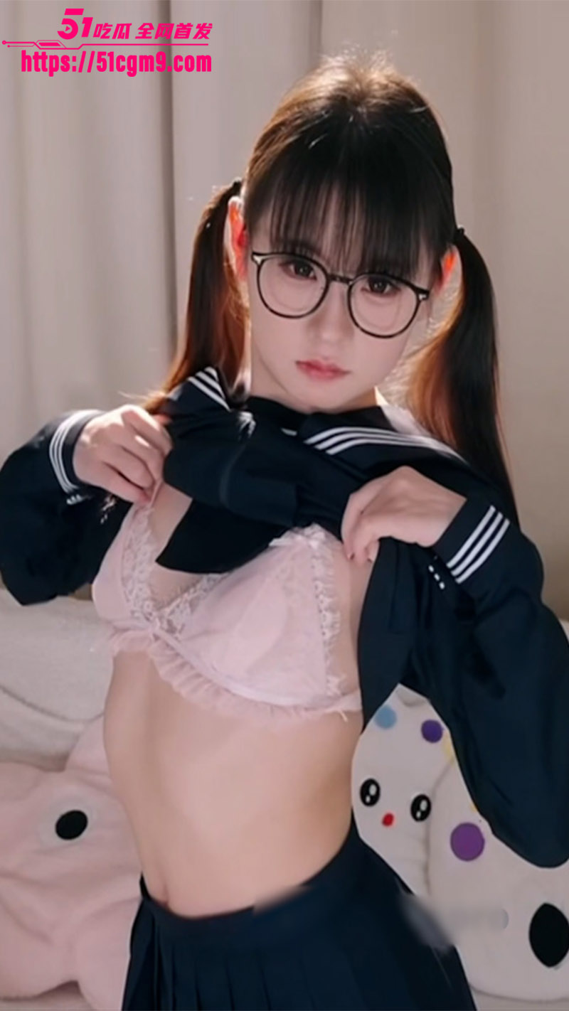 超嫩福利姬 幼水铃衣 私房写真 萝莉嫩妹娇小可爱足控诱惑 搔首弄姿诱惑摆拍 粉嫩身材极致诱人