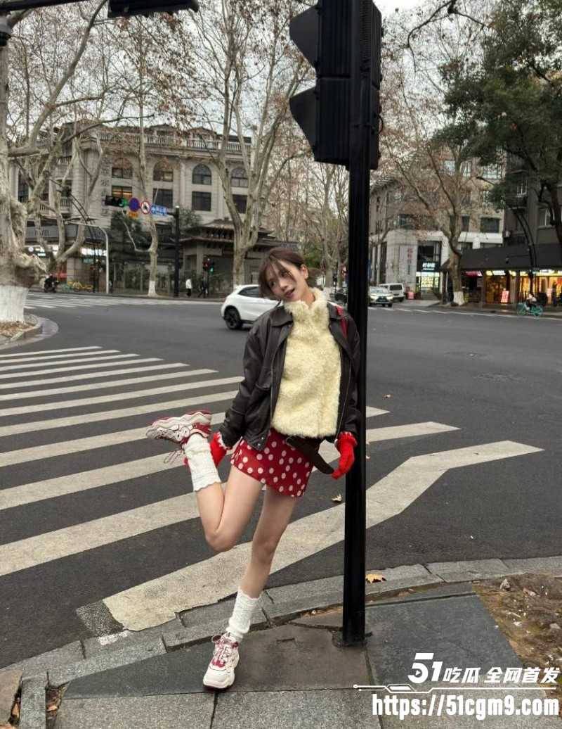 小红书浙江女留学生倒贴英国男02