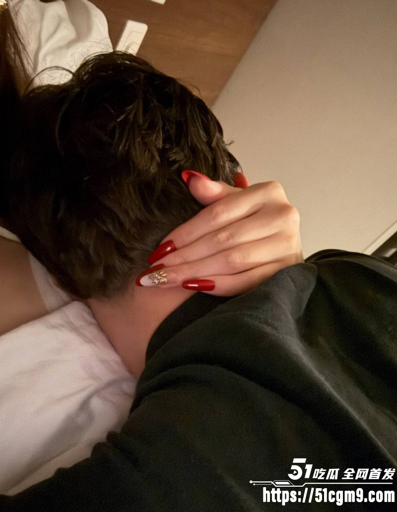 小红书浙江女留学生倒贴英国男015