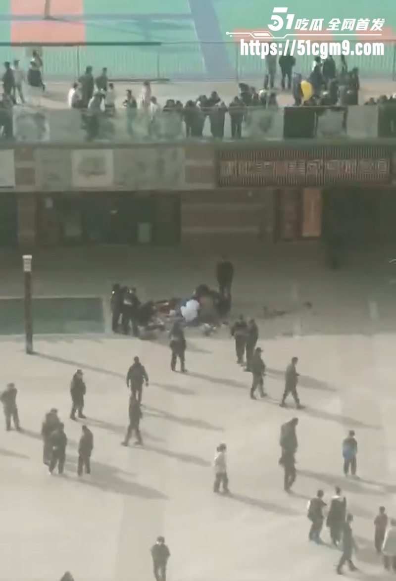 第一手现场实拍 青海三姐妹快手互喷变屠杀惨剧 一条贱评点燃导火索 狂捅俩闺蜜一死一伤 转身跳楼自尽陪葬！