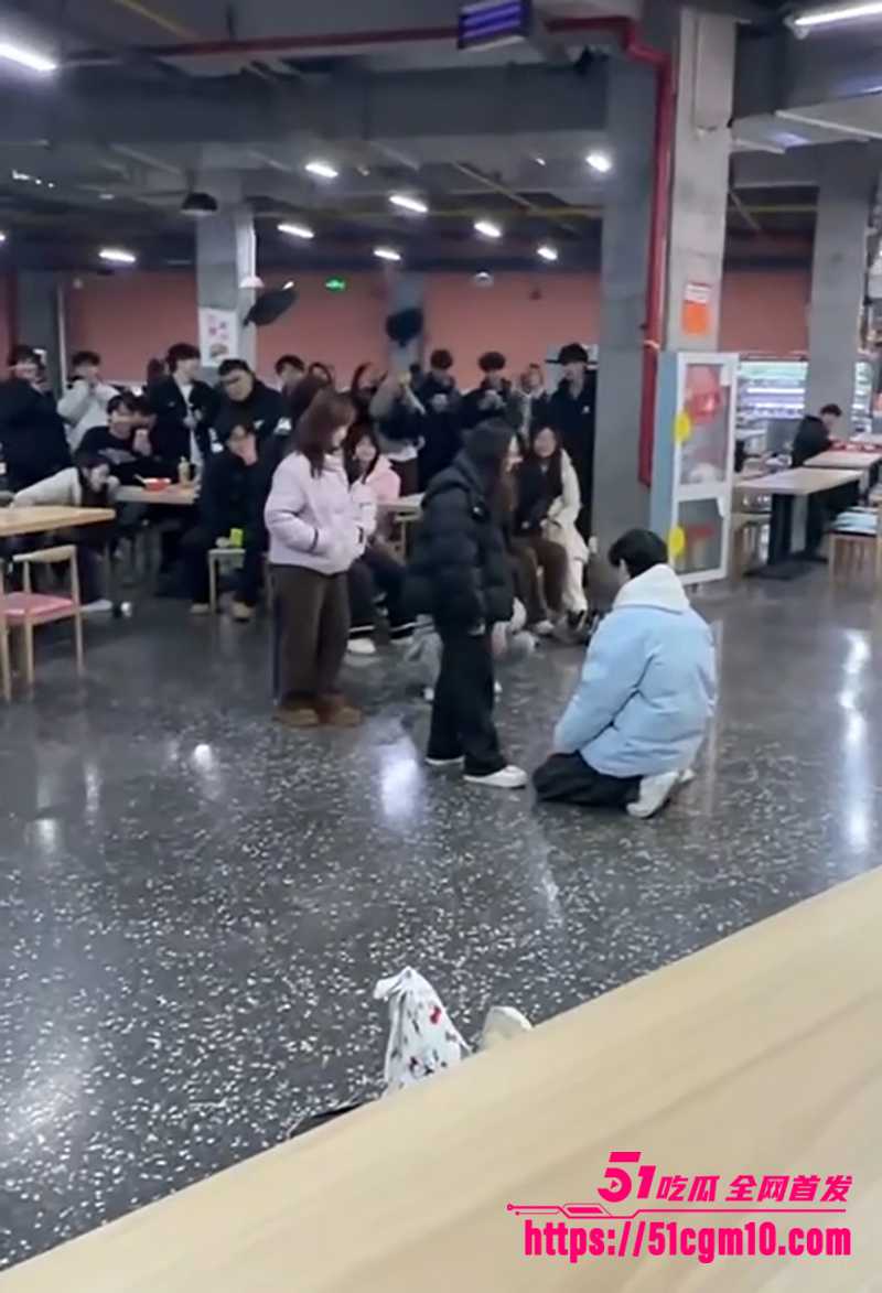 湖北长江艺工职院惊现顶级海王 撩妹被女友抓包当众下跪 一人同时搞定多女 真天才时间管理大师！