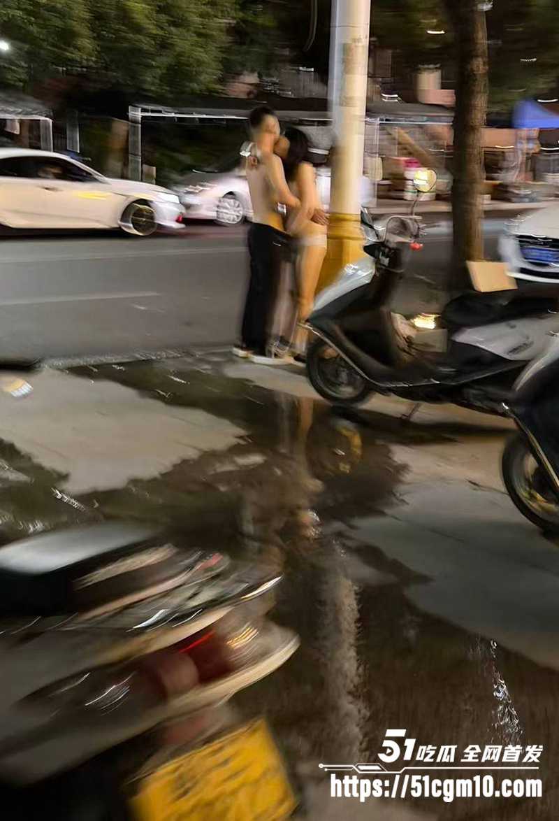 瓜友抓拍醉酒少妇深夜与男子当街拥吻 脱到只剩内裤 露着大奶让人随便摸 没人拦着估计就干上了