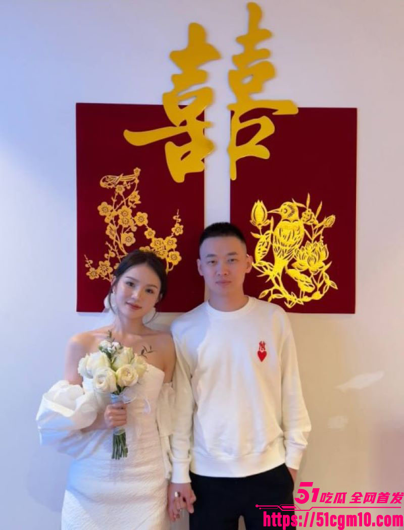 反差新娘为悦情夫 手持结婚证被猛干 边接老公电话边娇喘浪叫 沉沦快感尽显放荡！