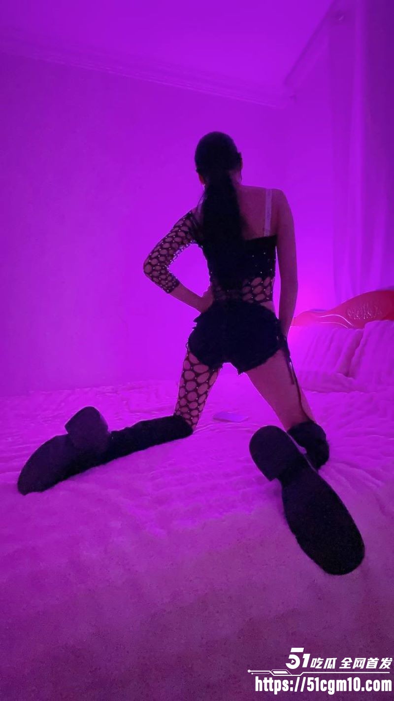 51原创小姨子的秘密 穿的性感火辣的小姨子夜归 看见姐夫微醺的样子当场口交 姐夫失控爆操骚逼！