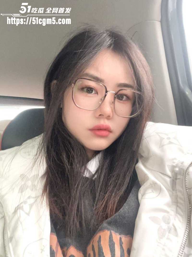 广东大奶眼镜婊 约炮视频曝光 一边口交一边玩手机麻将惹怒炮友 被狂顶喉咙怒操骚穴 彻底征服骚浪贱货！