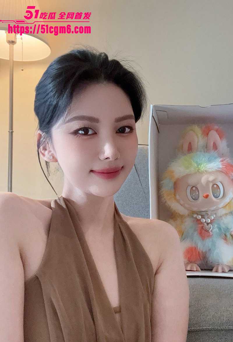 绝美网黄御姐 木兆桃 福利新作流出 化身紫丝开档肉便器 落地窗前被后入猛干 淫水拉丝体位全开！