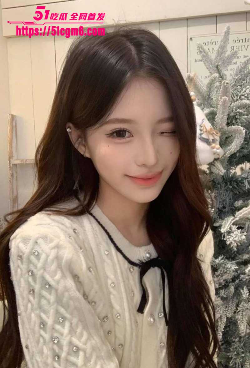高颜值少女情侣私拍 蜜桃臀白虎少女 公厕玩野战后入 肥唇嫩穴被无套狂插 高清特写骚度拉满！