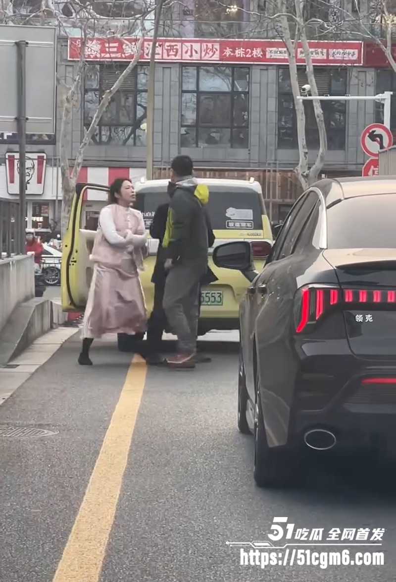江苏扬州路怒男子一耳光打出三万 开车剐蹭女司机 一言不合就开干 堪称年度最贵教训 现场视频流出！