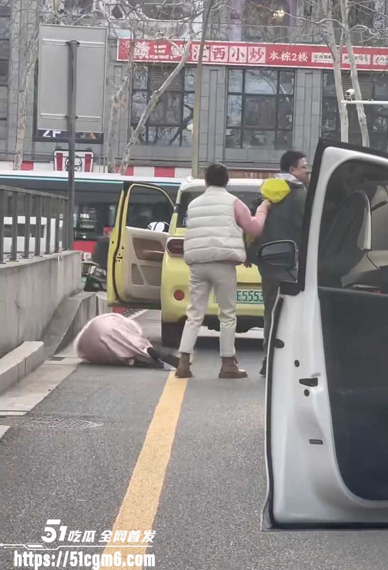 江苏扬州路怒症遇碰瓷姐视频曝光 2 拷贝