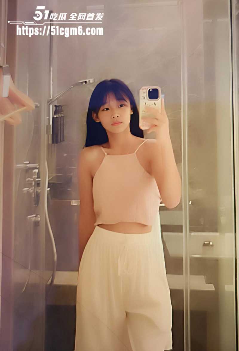 马来西亚甜妹出轨裸聊被曝 寻刺激玩露出猛扣骚穴 露脸发骚淡定揉奶 秒变反差母狗！
