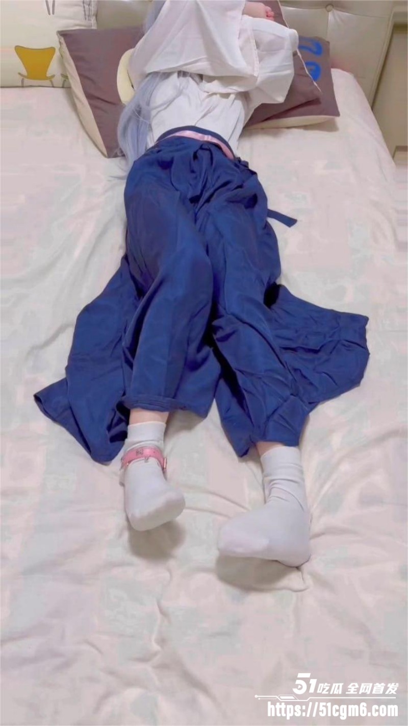 萝莉福利姬 柔柔呱 神里绫华制服私拍   2