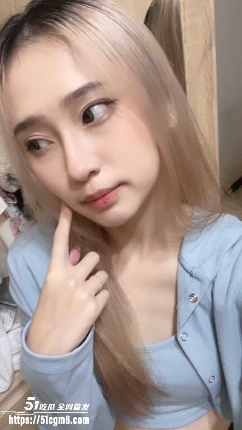 小红书金发御姐 嫌弃男友阳痿早泄 与其好兄弟3P交欢 绿帽男在旁撸管欣赏淫姿！