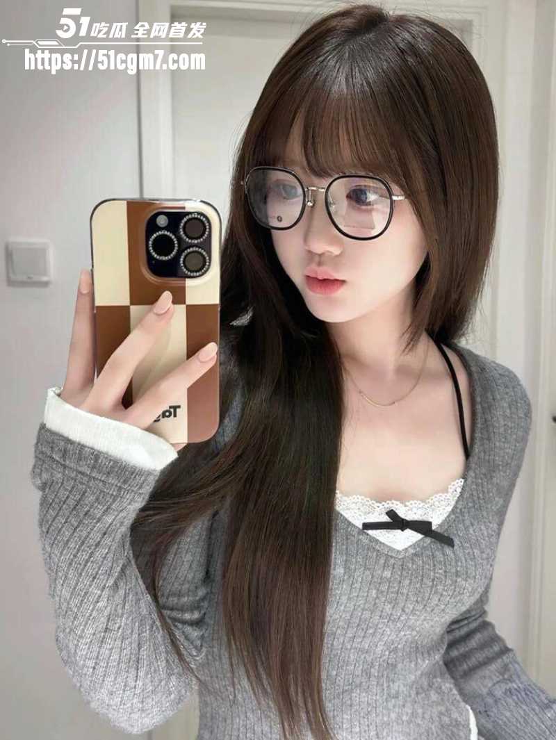 广东清纯少女 居家自拍视频 撩衣大秀美乳 肥厚蝴蝶穴掰开特写展示 鲜嫩玉体让人魂不守舍！