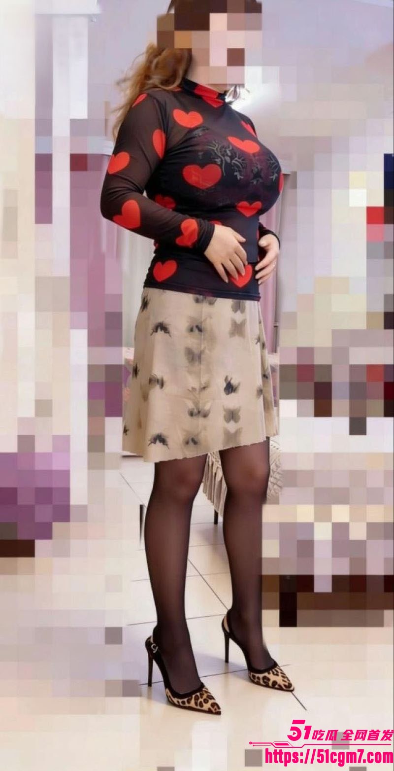 海角乱伦大神 用性爱回馈母爱 老妈内衣穿的好 儿子放学回家早 被妈妈狠狠的性教育了一番