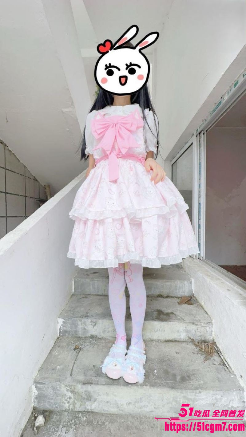 海角乱伦大神 长腿女儿丽丽 新作 跟女儿在朋友家楼梯间里做爱 扛着腿抱着干 精液全喷在屁股上
