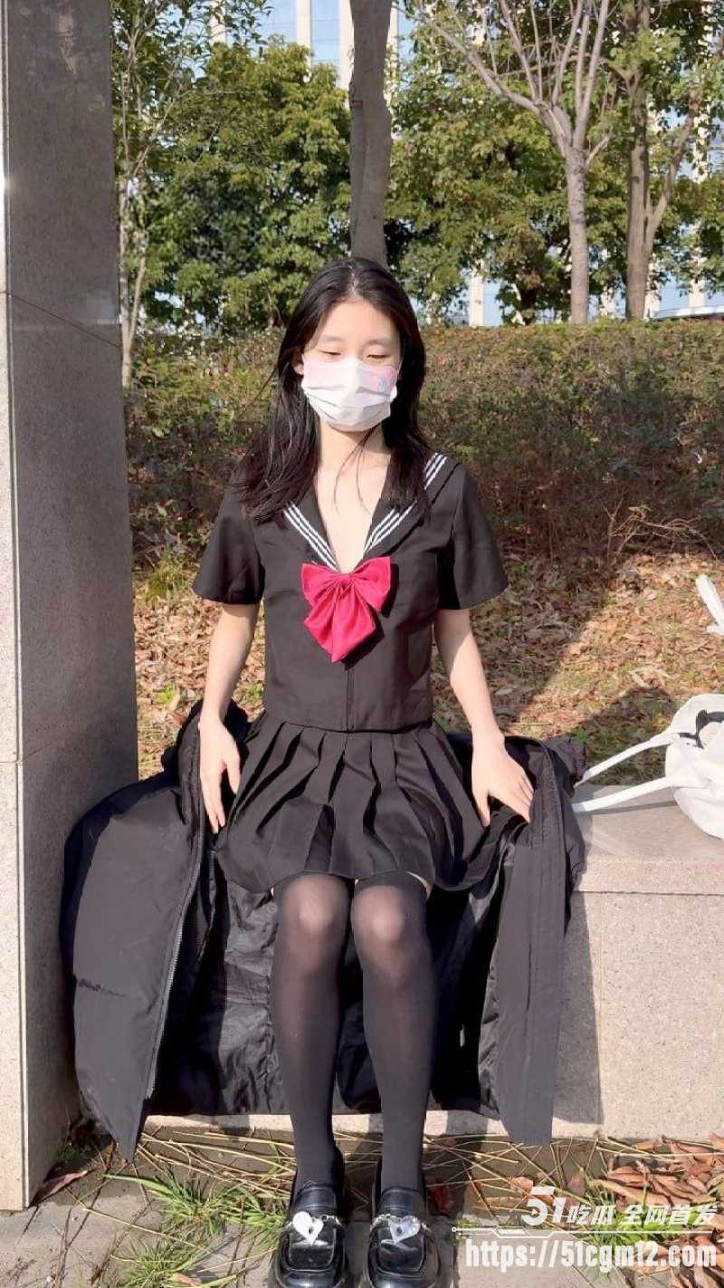 推特露出博主 小雨绵绵 公交车大胆露出 当众脱衣露点狂拍 双腿大开跳蛋自慰完全无视他人眼光 刺激到爆炸！