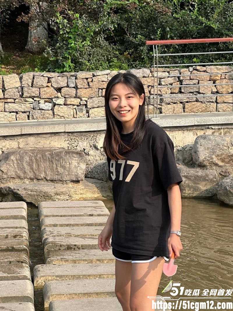 清纯美女卢绘旭不雅合集流出 2