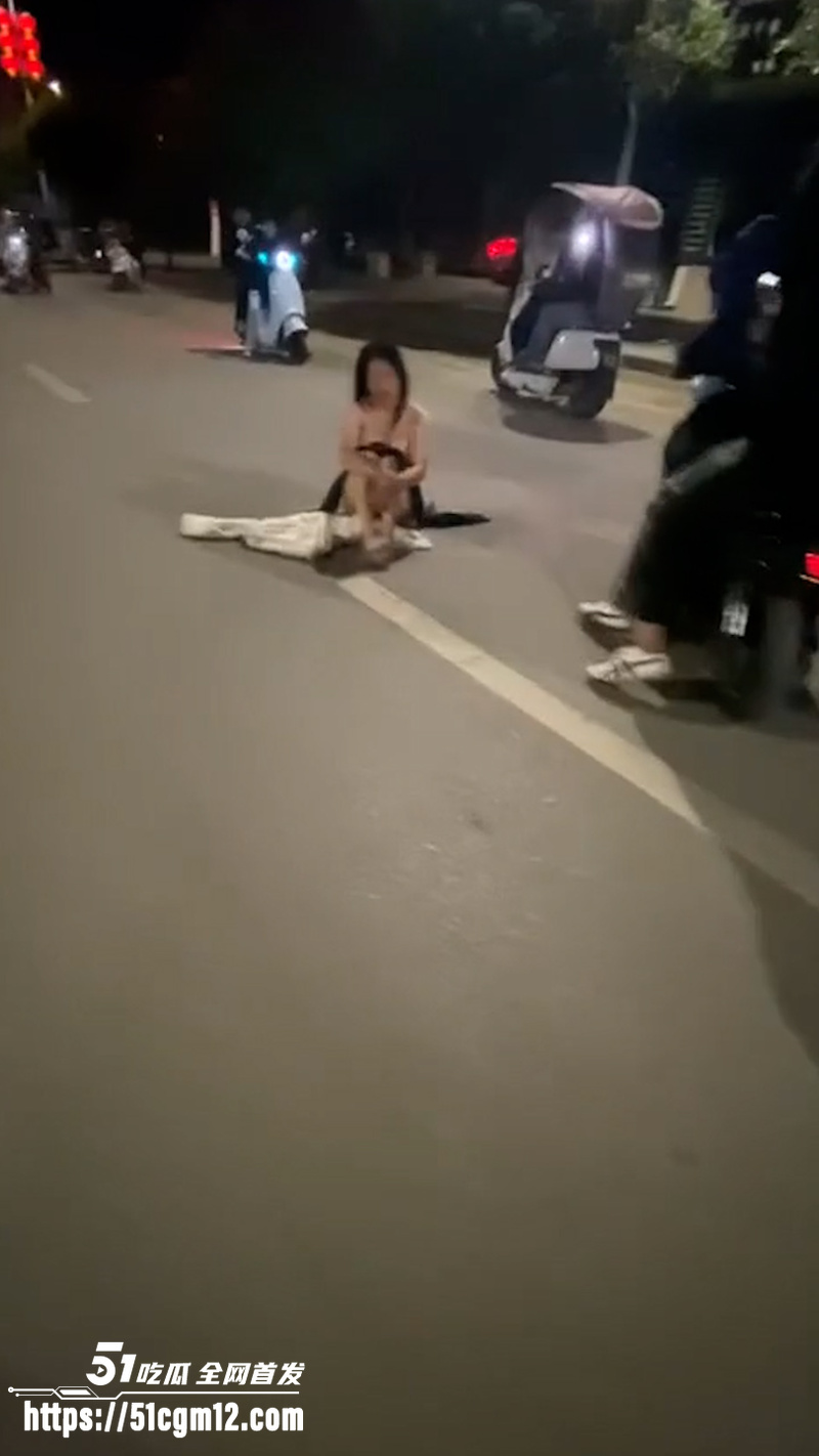 广西奇葩事件 女子因丈夫出轨第三者生子 心态崩溃裸奔街头 遭鬼火少年围观 语言调戏手机狂拍！