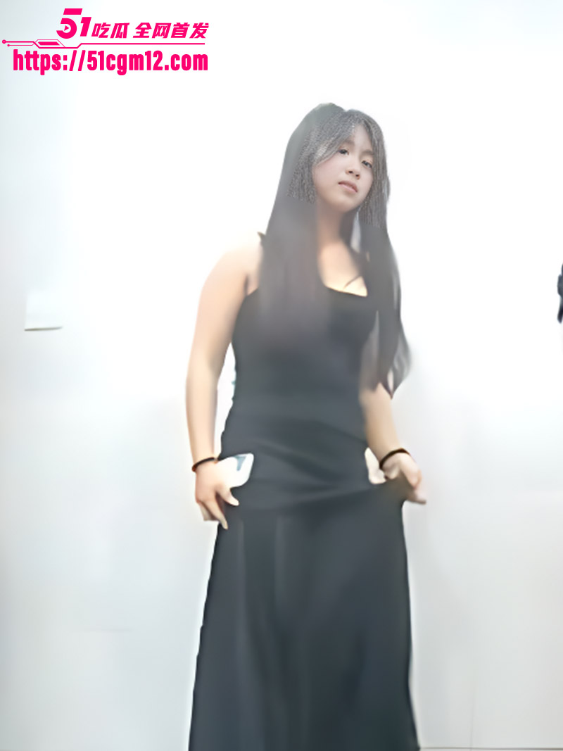 双角度厕拍极品美女放尿 前拍绝美颜值强人尿意后骚穴圣水狂喷 白虎黑森林尽收眼底 满足极限偷窥欲！