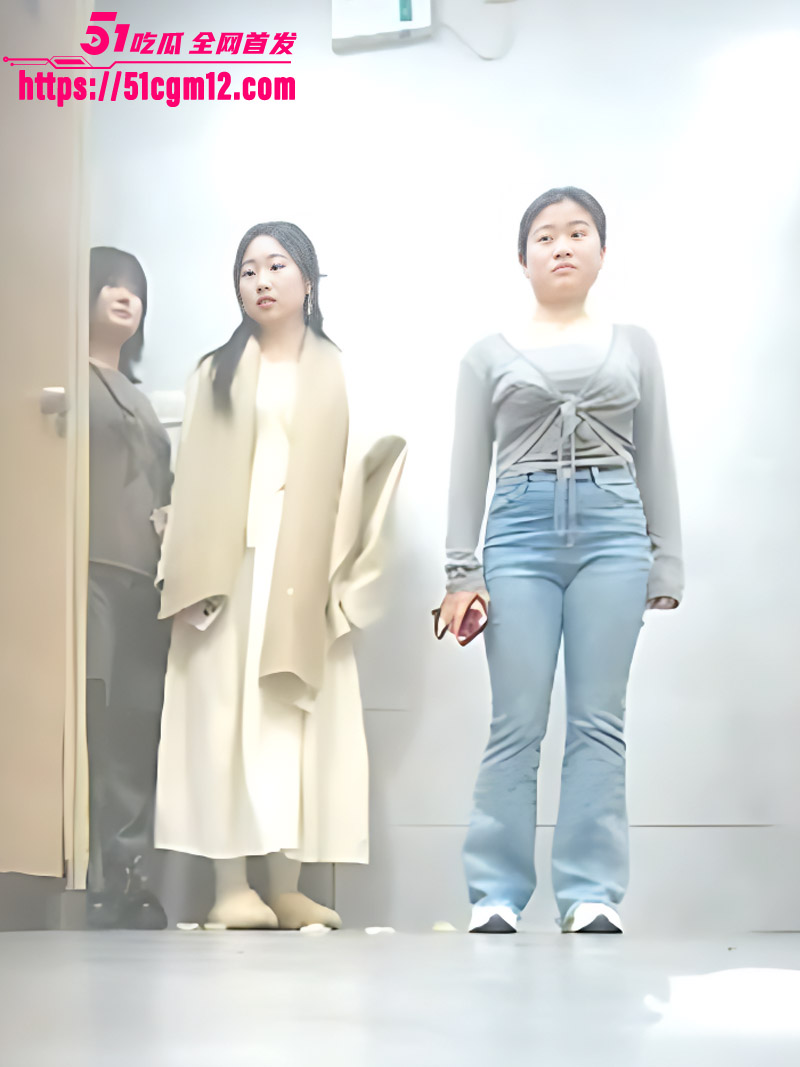 双角度厕拍极品美女放尿 前拍绝美颜值强人尿意后骚穴圣水狂喷 白虎黑森林尽收眼底 满足极限偷窥欲！