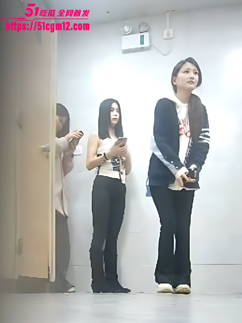 双角度厕拍极品美女放尿 前拍绝美颜值强人尿意后骚穴圣水狂喷 白虎黑森林尽收眼底 满足极限偷窥欲！