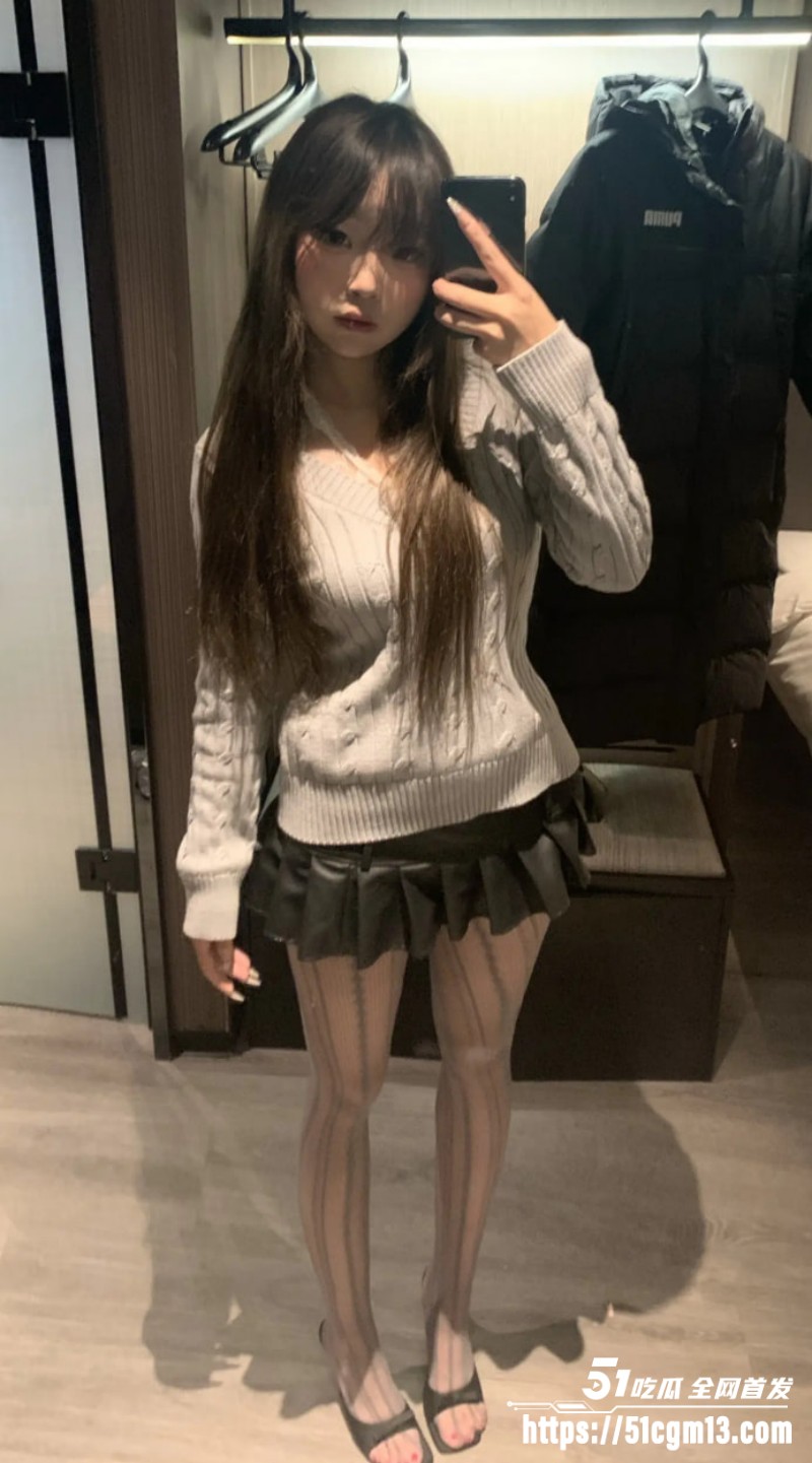 黑产直小姐姐全裸自拍流出  5