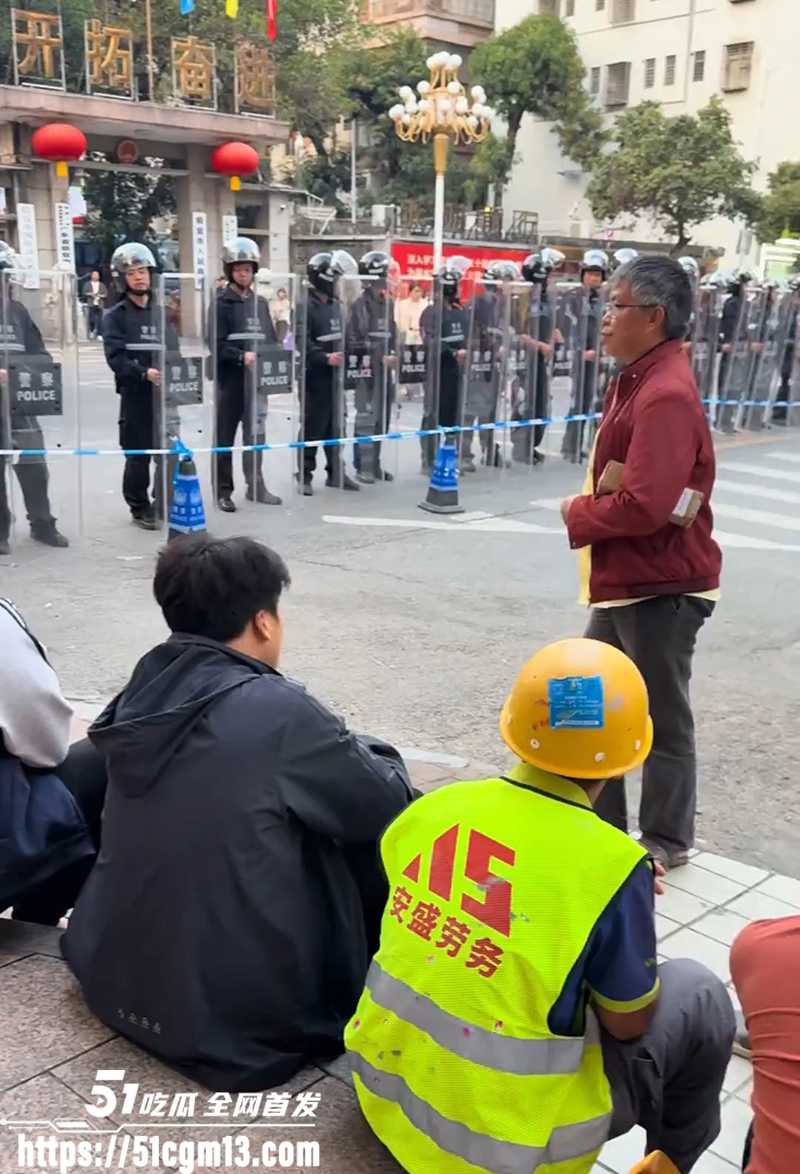 广东信宜市小区 变成火葬场惹暴动 数百村民街头抗议 被镇压多人挂彩流血 现场视频相当劲爆！
