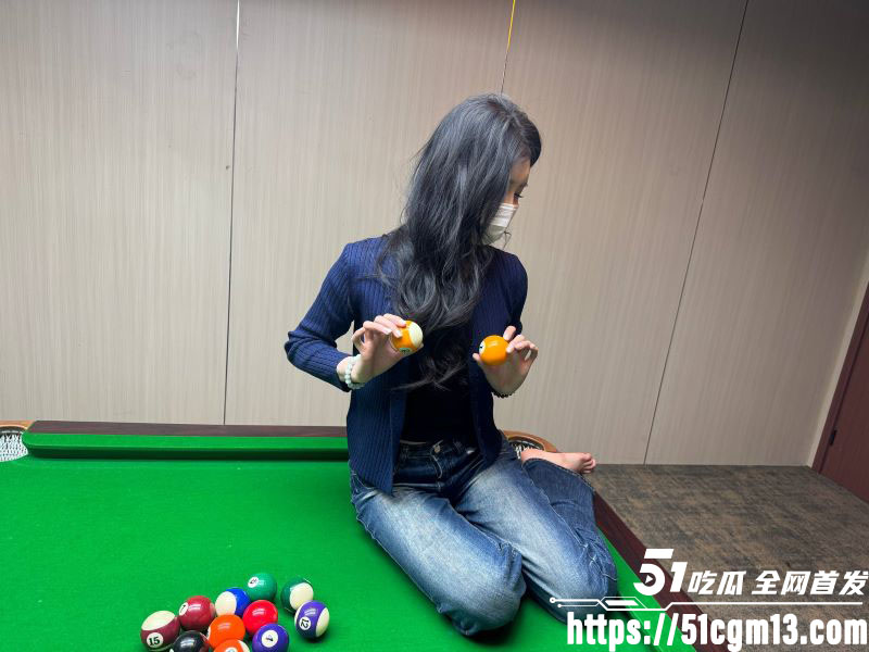 51原创鲨鱼硬弟 吃完海底捞直奔台球厅 白色过膝袜足交猛撸 深喉口交后凶狠狂插骚穴！
