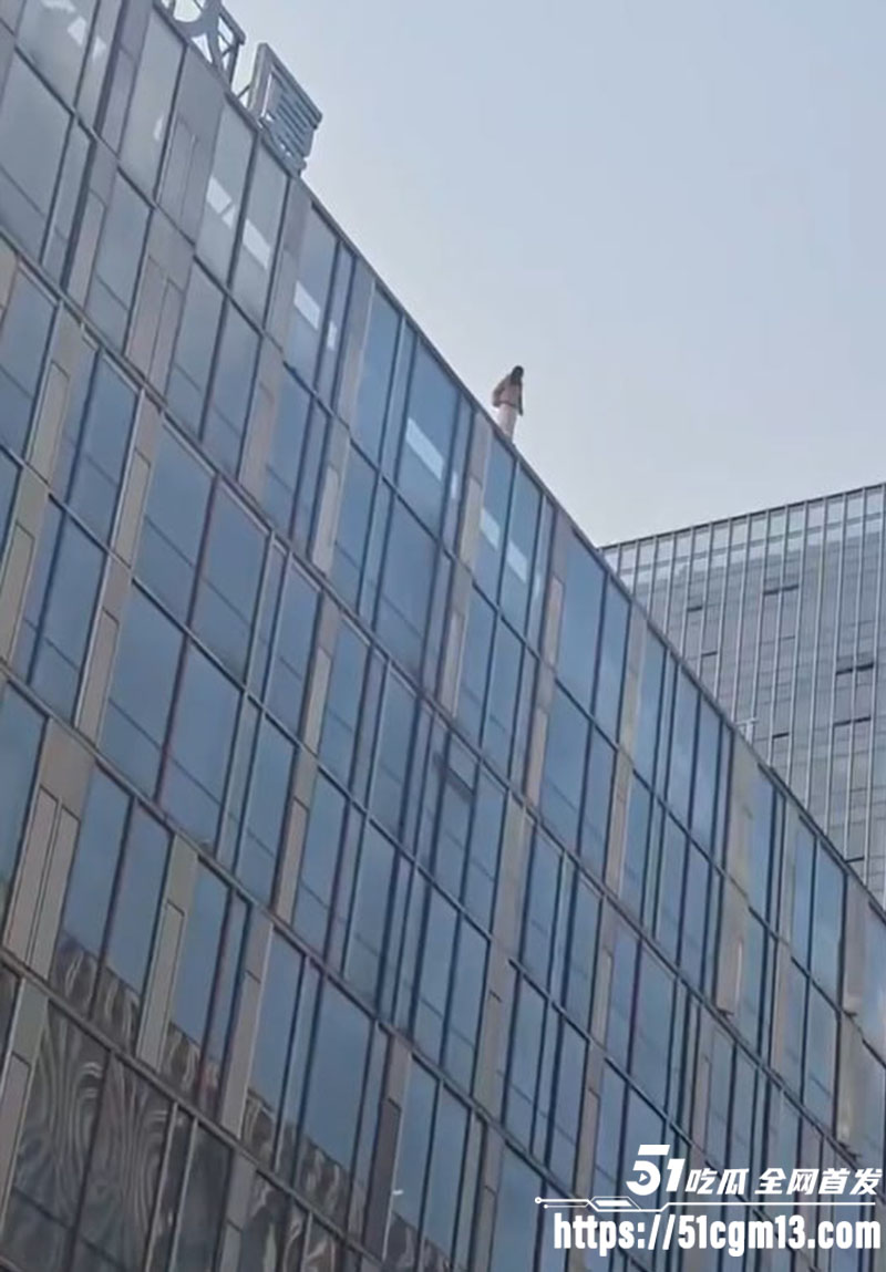 浙江丽水惊天一跳 年轻女子丽福大厦顶楼毫不犹豫纵身跃下 监控视频曝光