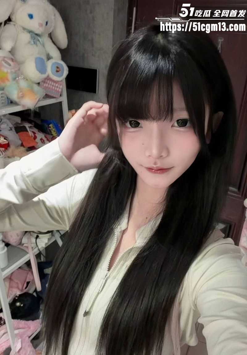 推特萝莉女神 金币崽 最新自慰福利 脸穴同框展示纤细胴体 紧致白虎鲍粉嫩诱人！