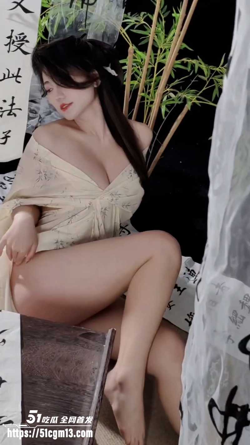微博cos网红 星澜 爆款写真 化身古典美女 室内特写巨乳肌肤细腻 汉服飘仙一颦一笑勾人魂魄！