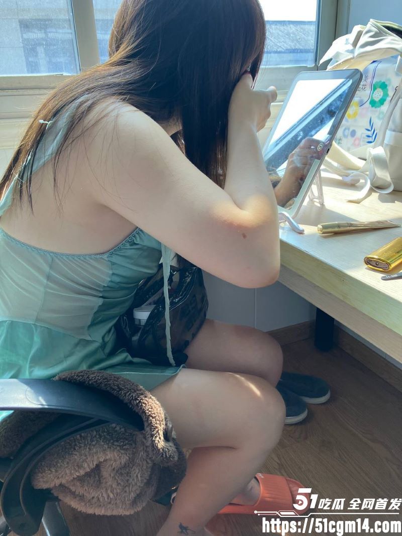 51原创爱吃饺子和嫂子 嫂子打扫战场时被轻轻一摸 瞬间发情浪叫不止！
