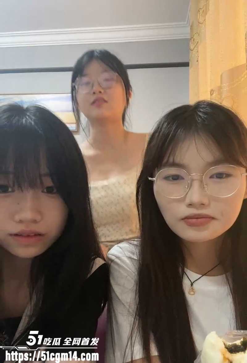 顶级嫩妹网黄 困困兔 带闺蜜一起裸播致富 新人姐妹淡定全裸怼拍小穴 绝对天生的母狗坯子啊！