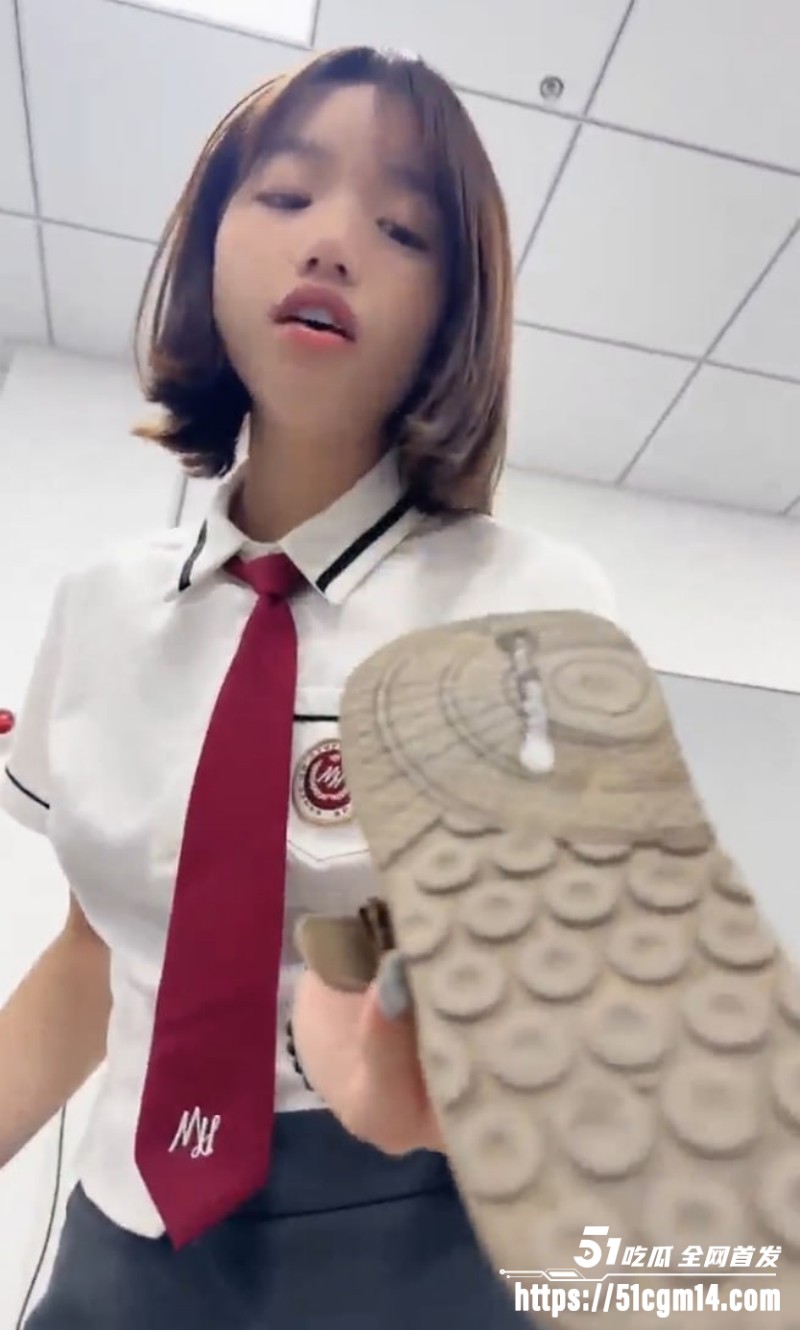 短发女王 松紫大大 剧情调教 双女主JK制服教室蹂躏痴汉老师 白袜臭脚言语侮辱刺激感爆棚