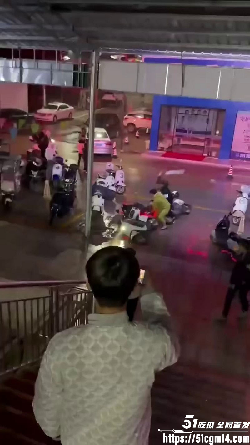 街头群架钢管砸头血流成河 多人对峙情绪失控冲突升级 现场画面触目惊心！